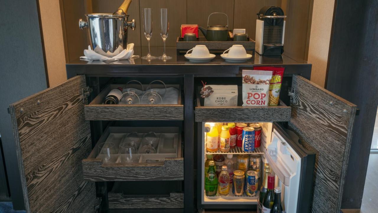 Oriental Hotel Kōbe Exterior foto A mini-bar in a hotel room