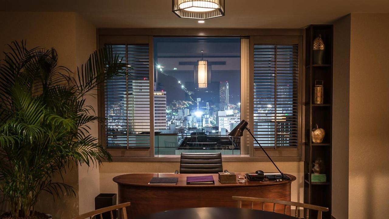 Oriental Hotel Kōbe Exterior foto A view of the Hong Kong skyline from the office of a private banker at the Mandarin Oriental, Hong Kong