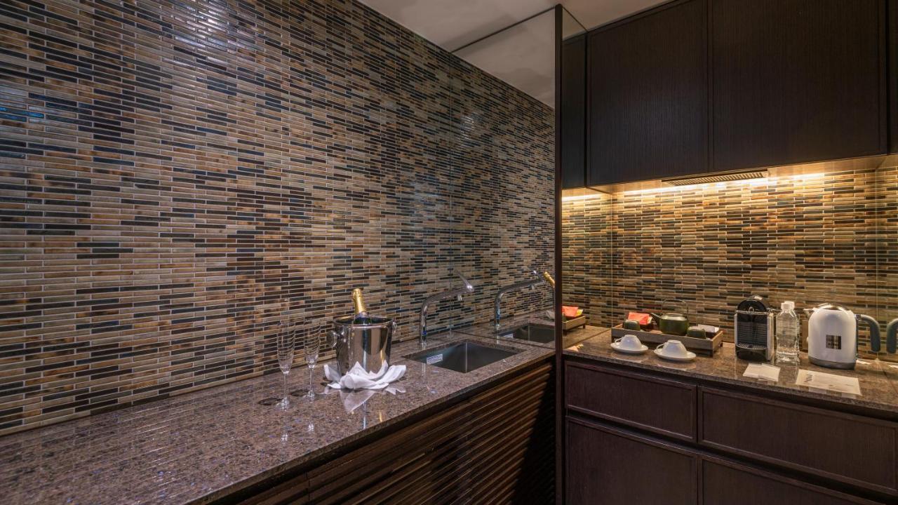 Oriental Hotel Kōbe Exterior foto A wet bar in a hotel suite