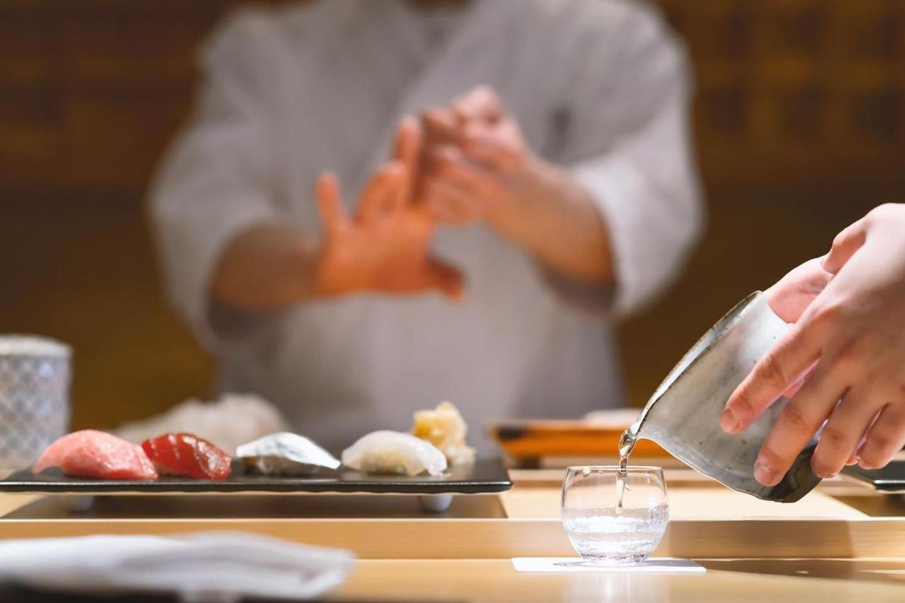 Oriental Hotel Kōbe Exterior foto A sushi chef preparing sushi
