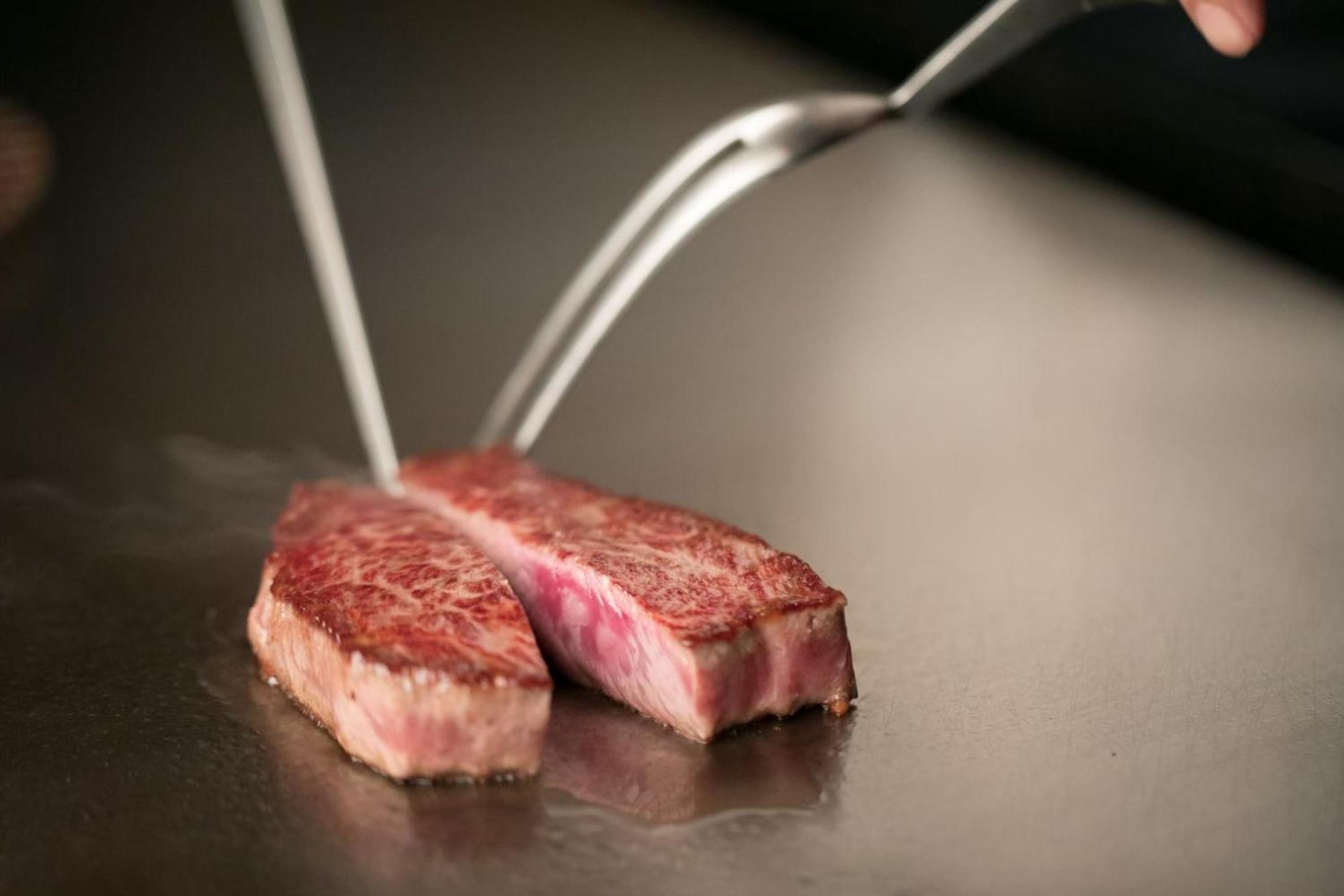 Oriental Hotel Kōbe Exterior foto A steak being cut with a knife and fork
